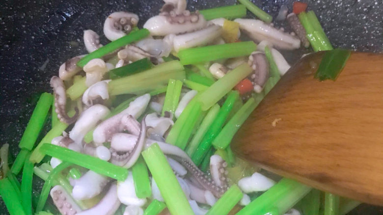 鱿鱼炒芹菜,后倒入鱿鱼一起翻炒,加适量的盐