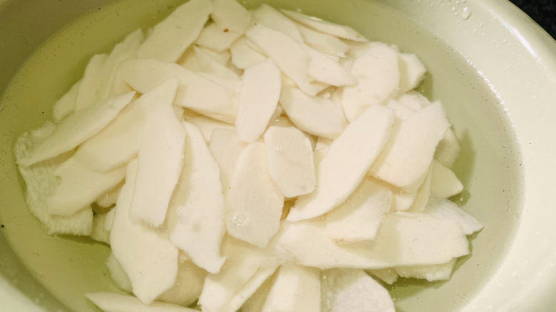 山药炒肉片,浸泡水里,防止变色;