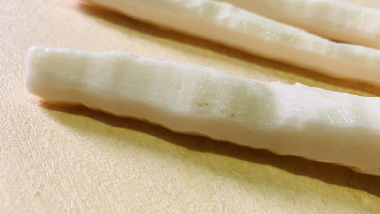 山药炒肉片,削皮;