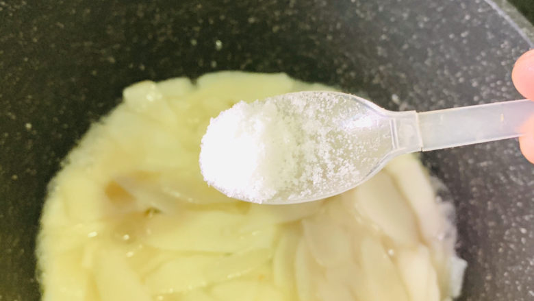 山药炒肉片,加少许盐;