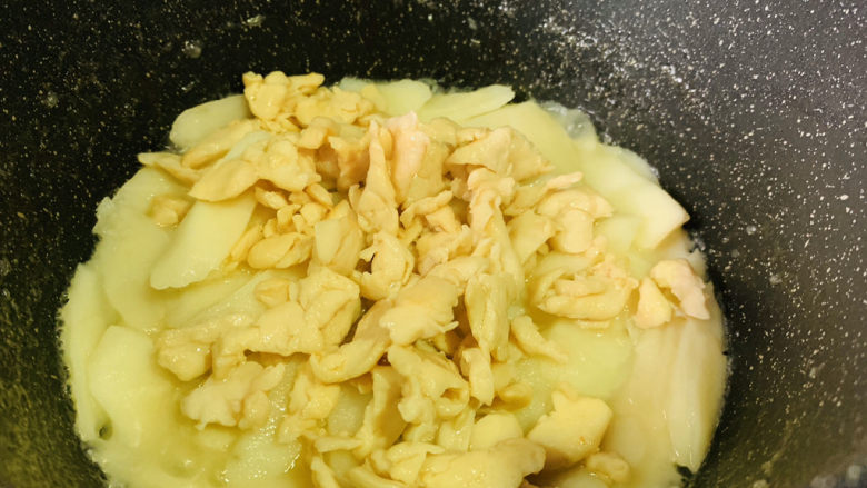 山药炒肉片,差不多收汁,加鸡胸肉;
