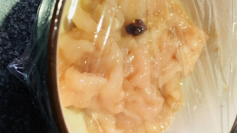 山药炒肉片,盖上保鲜膜腌制,我是中午放冰箱,晚上拿出来炒;