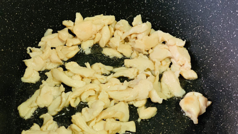 山药炒肉片,大火炒变色;