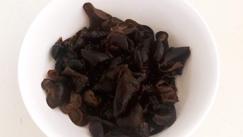 黄瓜木耳炒鸡蛋,木耳提前用温水泡发30分钟,清洗干净,沥干水份