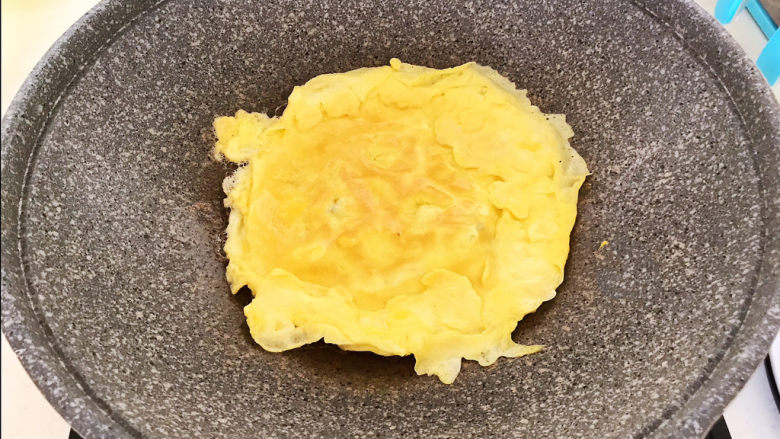 黄瓜木耳炒鸡蛋,炒锅烧热后加入少许<a style='color:red;display:inline-block;' href='/shicai/ 849'>花生油</a>润锅,加入鸡蛋液
,煎成两面金黄的鸡蛋饼