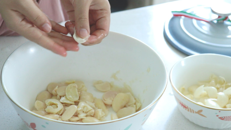 芸豆糕,煮熟后捞出，将豆皮去掉