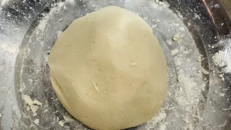 零失败老婆饼,待粉团稍微凉撒层糯米粉,把粉团揉成光滑的面团。