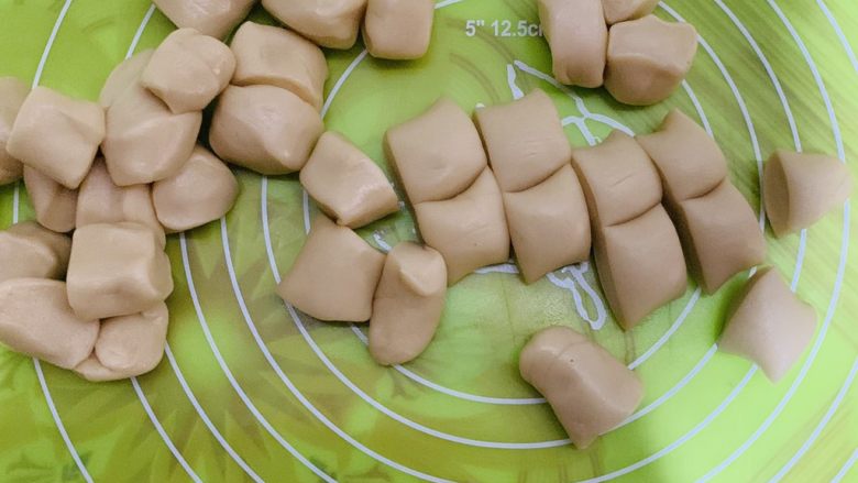 零失败老婆饼,分成等量小剂子,43个。