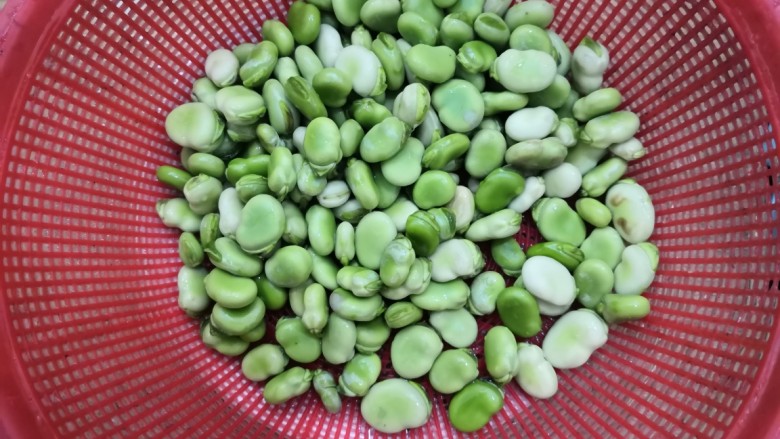 葱油蚕豆,蚕豆冲洗干净,沥干水份,备用