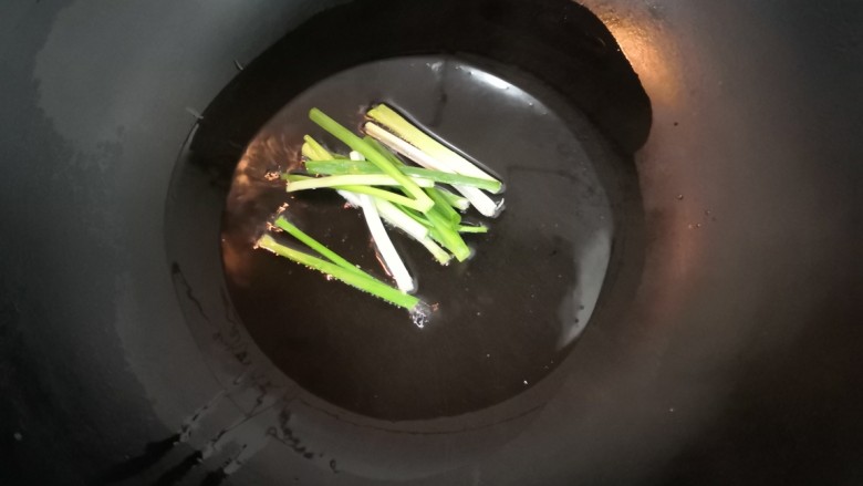 葱油蚕豆,放入,长条段的葱