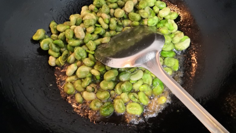 葱油蚕豆,再次,翻炒均匀,中小火,煸炒至蚕豆酥软