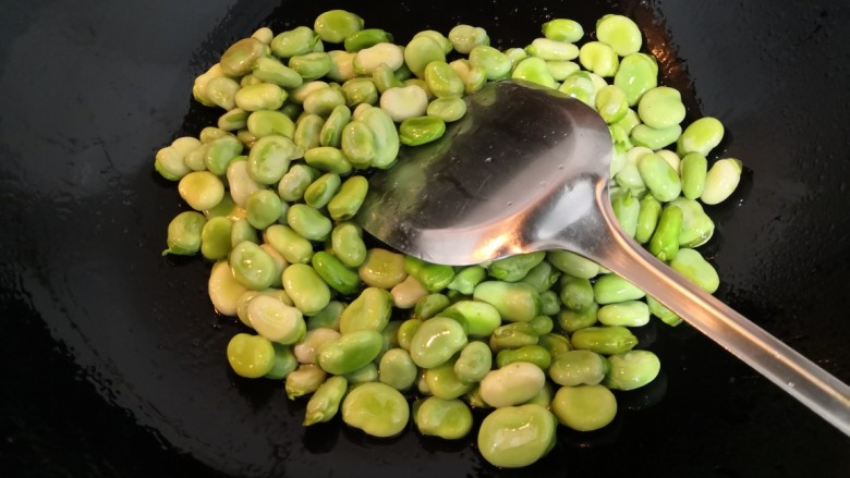葱油蚕豆,把蚕豆,翻炒均匀,中小火煸至豆壳微开