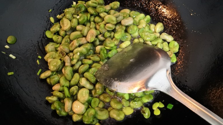 葱油蚕豆,大火,翻炒均匀,关火