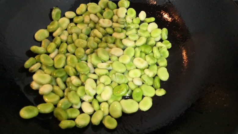 葱油蚕豆,把蚕豆,倒入油锅