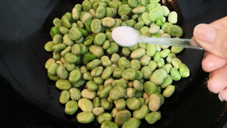 葱油蚕豆,然后,加入盐