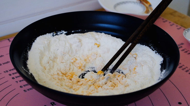南瓜馒头,所有白色面团用到的食材全部倒入碗中,边倒<a style='color:red;display:inline-block;' href='/shicai/ 519'><a style='color:red;display:inline-block;' href='/shicai/ 519'>面粉</a></a>边搅拌成棉絮状,可以凭经验去掌握和面的软硬度,方便利于调整液体用量。
