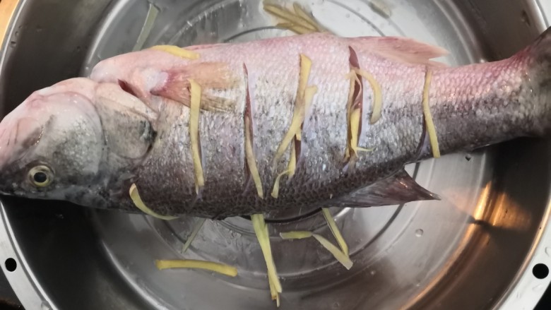 葱油鲈鱼,把鲈鱼,放入蒸盒