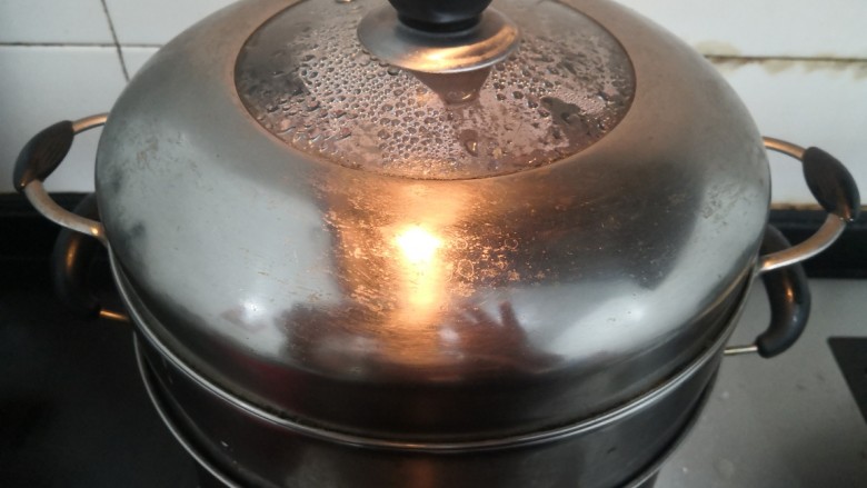 葱油鲈鱼,蒸锅烧水,水开放上鱼,大火蒸12分钟