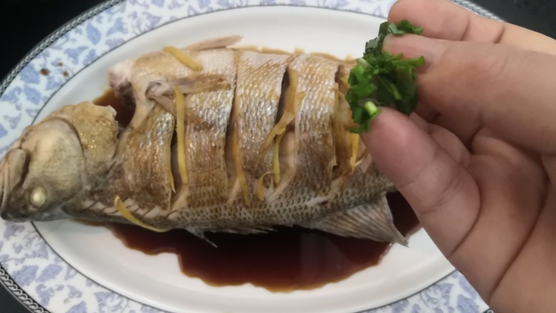 葱油鲈鱼,洒上,一半葱丁,备用