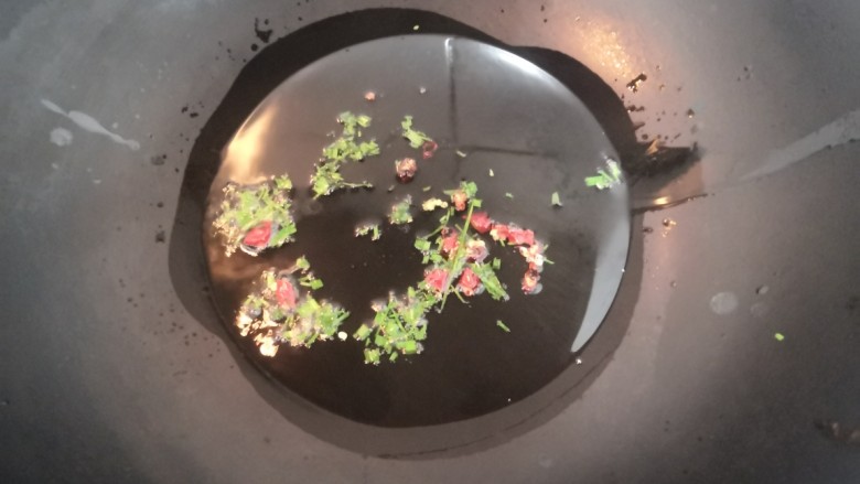 葱油鲈鱼,把剩余的葱丁和小米辣,放入油锅,爆香
