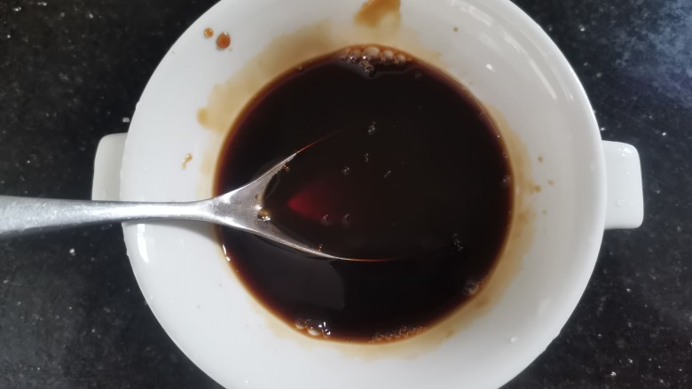 清蒸蛏子,取一个干净的碗,加入2勺鱼豉油,1勺<a style='color:red;display:inline-block;' href='/shicai/ 721'>蚝油</a>,半勺白糖,少许清水搅拌均匀