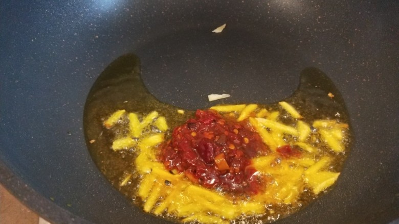 麻辣豆腐,炒香葱姜蒜,加豆瓣酱炒香。