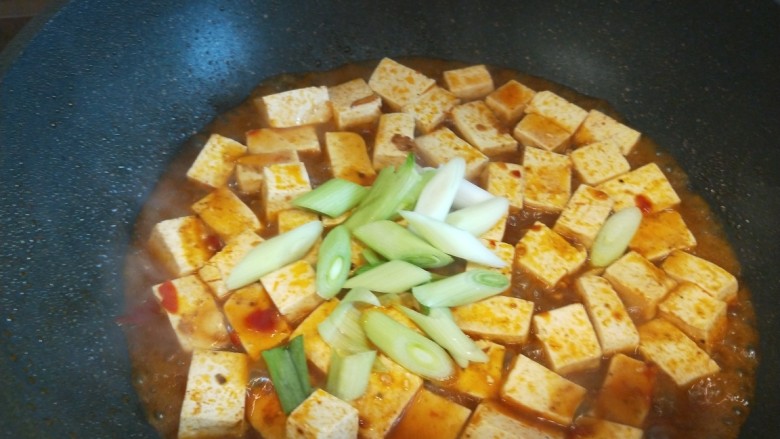麻辣豆腐,炒均匀加入蒜苗段?