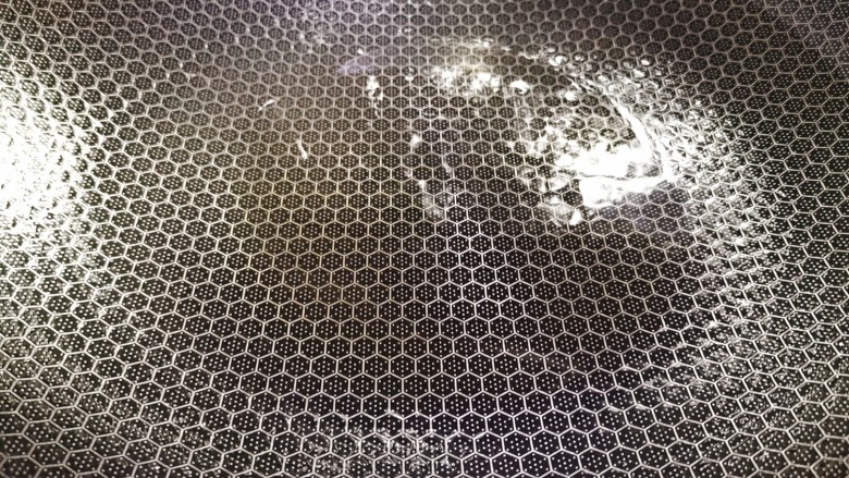 鱿鱼炒芹菜,起锅烧热,加适量食用油