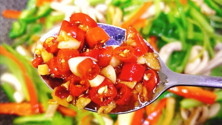 鱿鱼炒芹菜,翻炒均匀,加一勺蒜蓉<a style='color:red;display:inline-block;' href='/shicai/ 803'>剁椒</a>(个人喜欢辣一点的,可以不加)