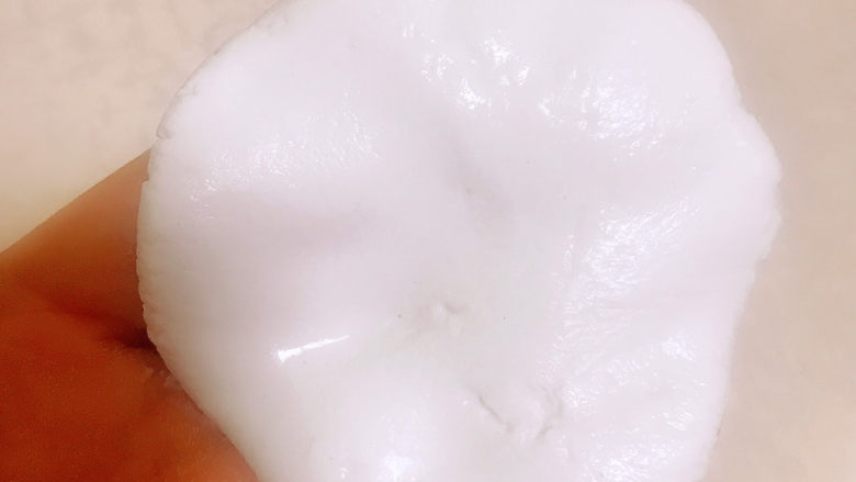 玫瑰豆沙糯米饼,取30g左右的糯米团,捏成饺子皮状