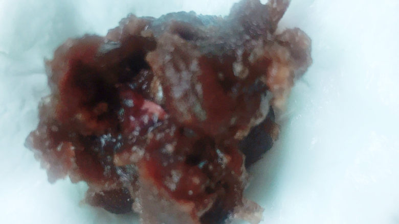 玫瑰豆沙糯米饼,放入玫瑰豆沙馅,像包汤圆一样包起来