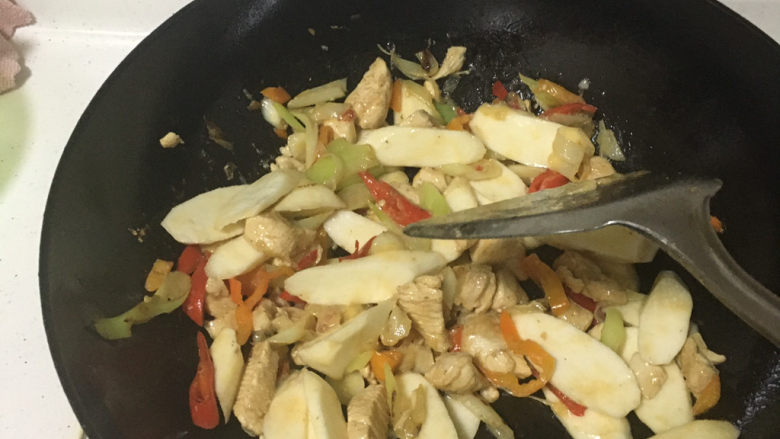 山药炒肉片,倒入适量盐鸡精和蚝油翻炒均匀,炒3分钟左右