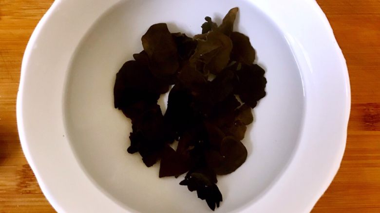 黄瓜木耳炒鸡蛋,清水洗净,并用温水泡发20分钟。