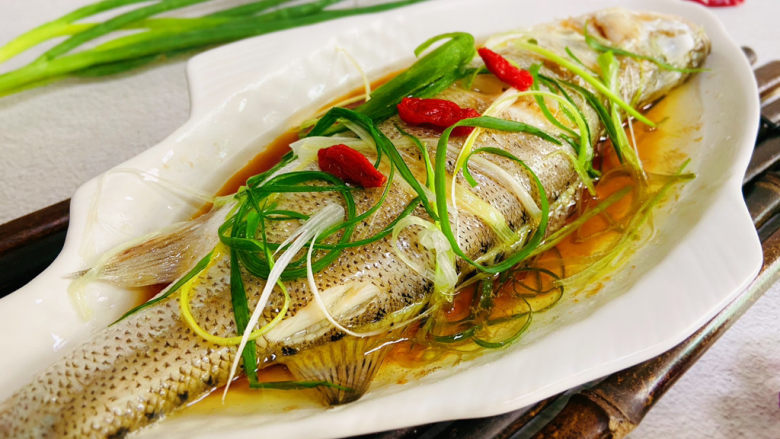 葱油鲈鱼,葱油鲈鱼鲜香味美!