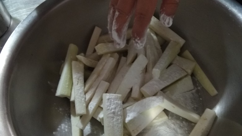 红烧茄子煲,放入生粉用手搅拌均匀