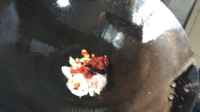 红烧茄子煲,把锅烧热,放入一点花生油,把生姜片,蒜片,辣妹子,豆辨酱放入里面炒香
