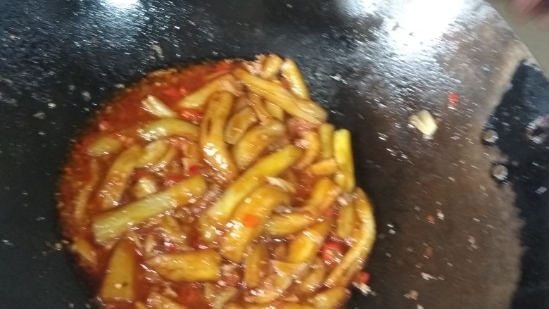 红烧茄子煲,用碗装一点清水,加上_点生粉倒入里面,加点葱花