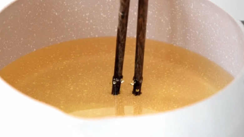 黄金鱿鱼圈,油温六成热,常用的方法就是用筷子试油温,筷子冒小泡就好了