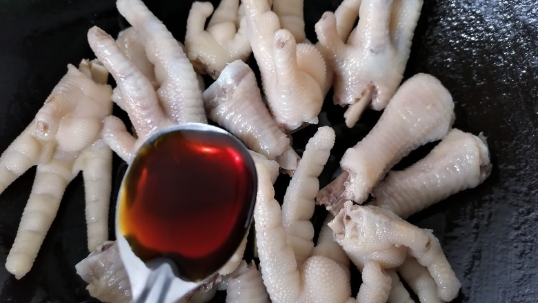 明虾鸡爪煲,加入适量<a style='color:red;display:inline-block;' href='/shicai/ 788'>生抽</a>