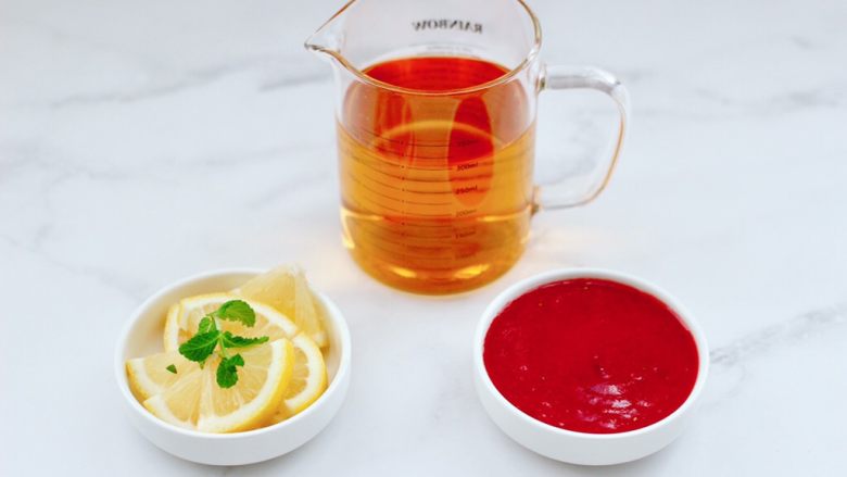 蔓越莓草莓花茶饮,把<a style='color:red;display:inline-block;' href='/shicai/ 595'>柠檬</a>洗净后用刀切成片,榨好的蔓越莓草莓泥盛到碗里。