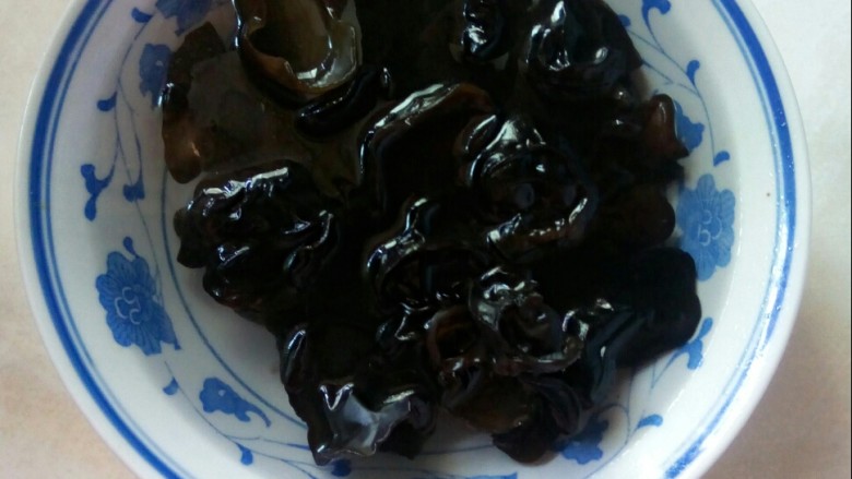黄瓜木耳炒鸡蛋,<a style='color:red;display:inline-block;' href='/shicai/ 233'>木耳</a>泡发开。