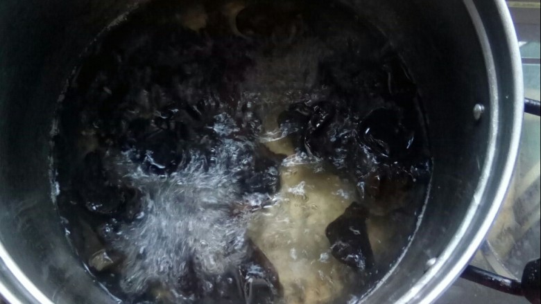 黄瓜木耳炒鸡蛋,木耳煮熟。