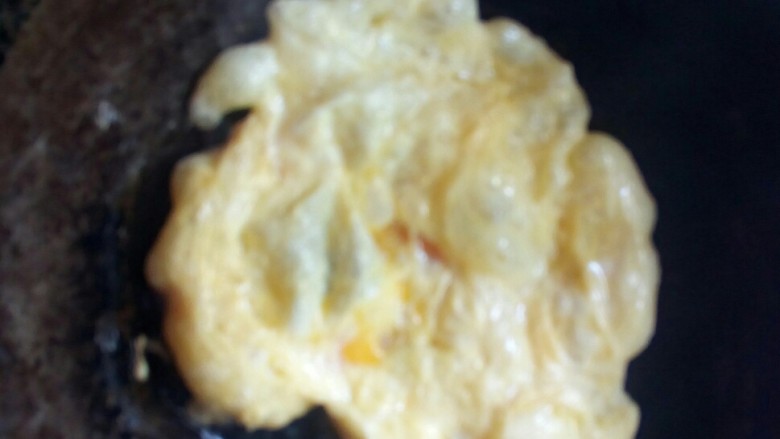 黄瓜木耳炒鸡蛋,炒锅倒油,炒鸡蛋。