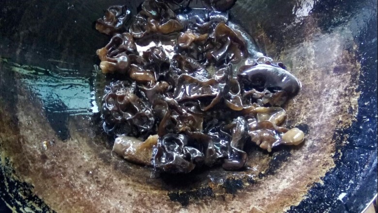黄瓜木耳炒鸡蛋,炒锅留底油,炒木耳。