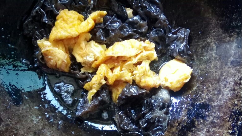 黄瓜木耳炒鸡蛋,加入鸡蛋翻炒。