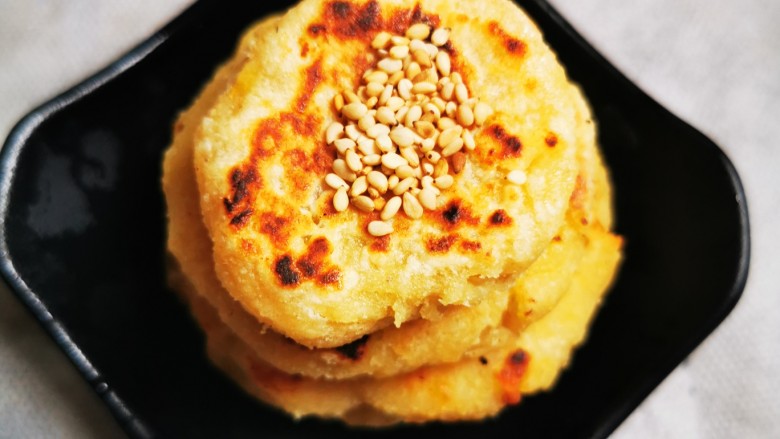 豆渣香蕉素饼,装盘咯,撒些芝麻