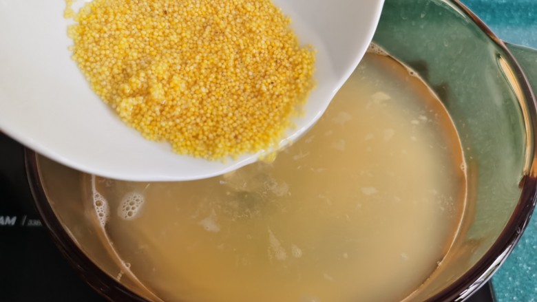 小米海参粥,锅里加水,等到水烧开后,放入淘洗好的小米。
