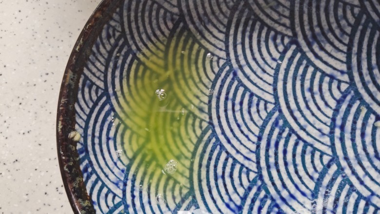 酸辣黄瓜条,用手挤干黄瓜条的水分,这一步忘拍照片了,抱歉
