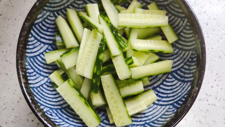 酸辣黄瓜条,全部切好,放入大碗