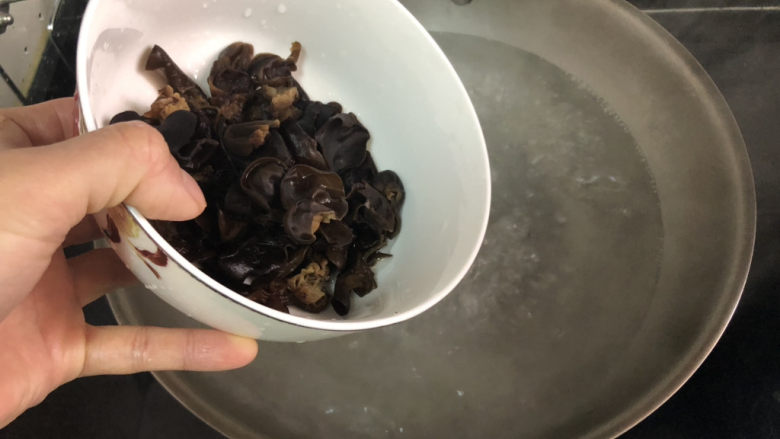 山药炒肉片➕青椒木耳山药炒肉片,坐锅烧水,水开下木耳,中火煮约两分钟